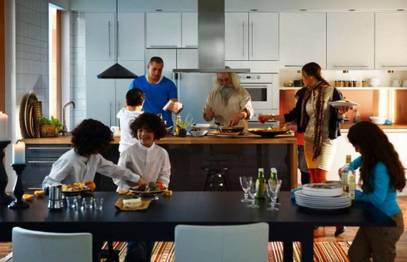 IKEA-køkkener-2013-sort-spisebord-hvidt-køkken-skabe