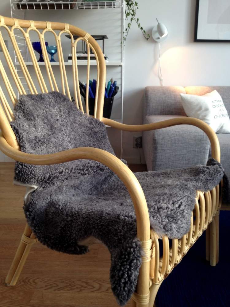 ikea-rattan-møbler-lænestol-naturlig-farve-samling-nipprig-grå-pels-tæppe
