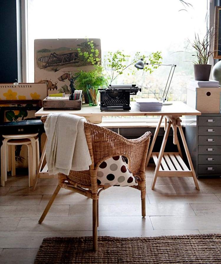 ikea-rattan-møbler-kontor-arbejde bord-planter-skrivebord-stol-hestveda-lænestol