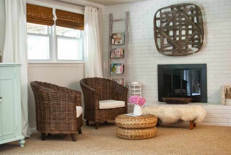 ikea-rattan-møbler-lænestol-flet-mørk brun-væg-design-hvid-sofabord-skammel-alseda