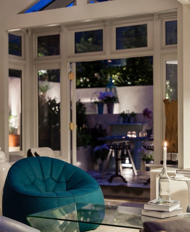 enfamiliehus-renoveret-møbler-design-sækkestol-turkis-farvet-glas-bord-ranelagh
