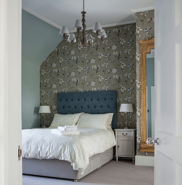 polstret seng-soveværelse-væg-design-med-tapet-blomstermotiver-farve-oliven-grøn