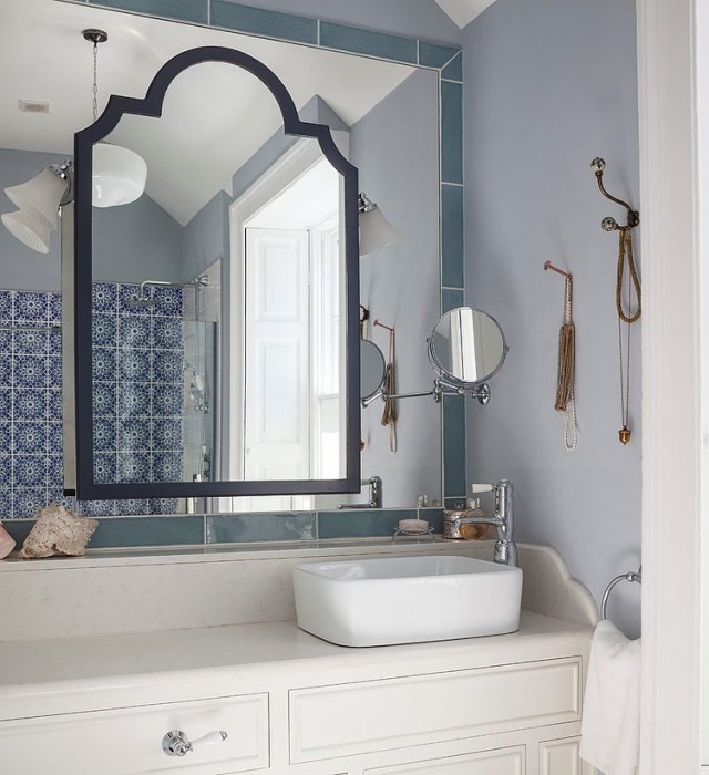 moderne-badeværelse-design-møbler-spejl-væg-bordplade-håndvask-keramisk-hvid