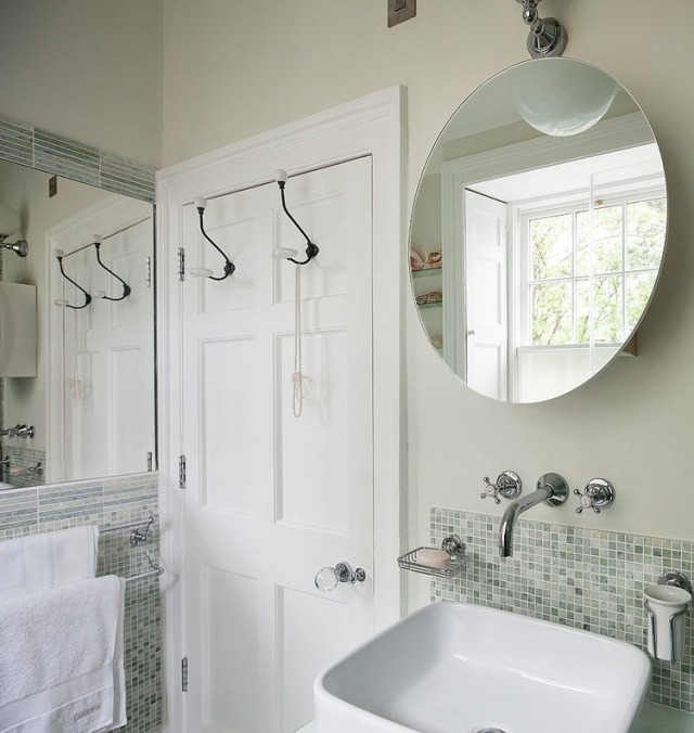 eklektisk-møblering-badeværelse-vægge-mosaik-fliser-dør-håndklæde-kroge-metal