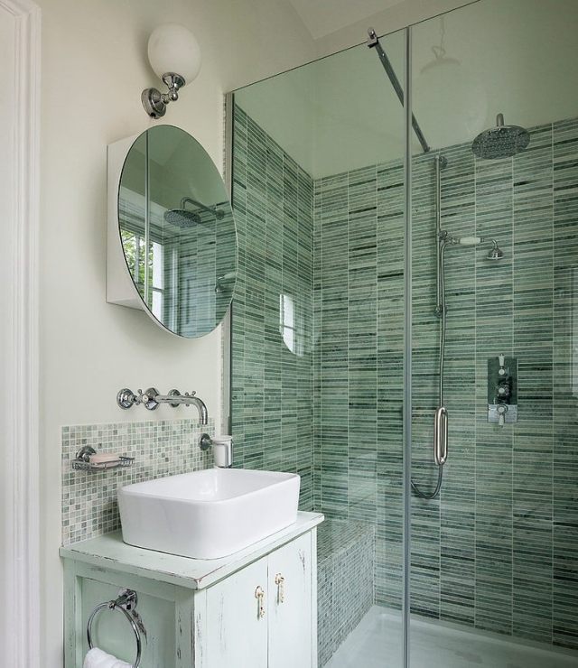renoveret-hus-badeværelse-walk-in-shower-stribede-fliser-glas-skillevæg