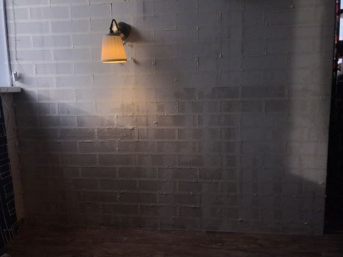Banda de mascare de hârtie pe un perete de beton