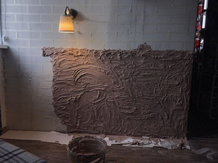 Aplicarea tencuielii decorative pe un perete de beton