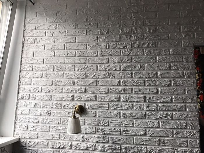 Vit vägg med tegelsten med egna händer