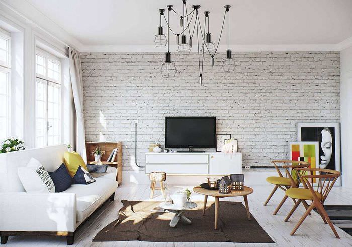 Design av ett rymligt vardagsrum med vita tegelväggar