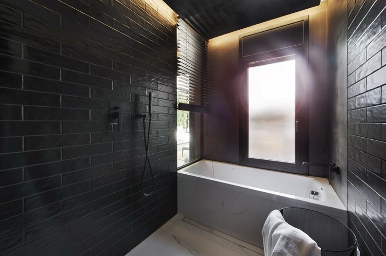 Elegant, sort badeværelse med badekar