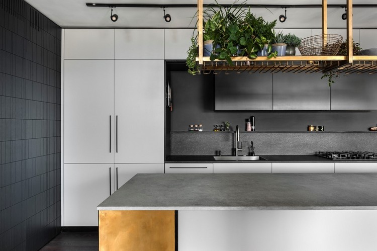 køkken industriel chic stil sort hvid grå metalliske accenter