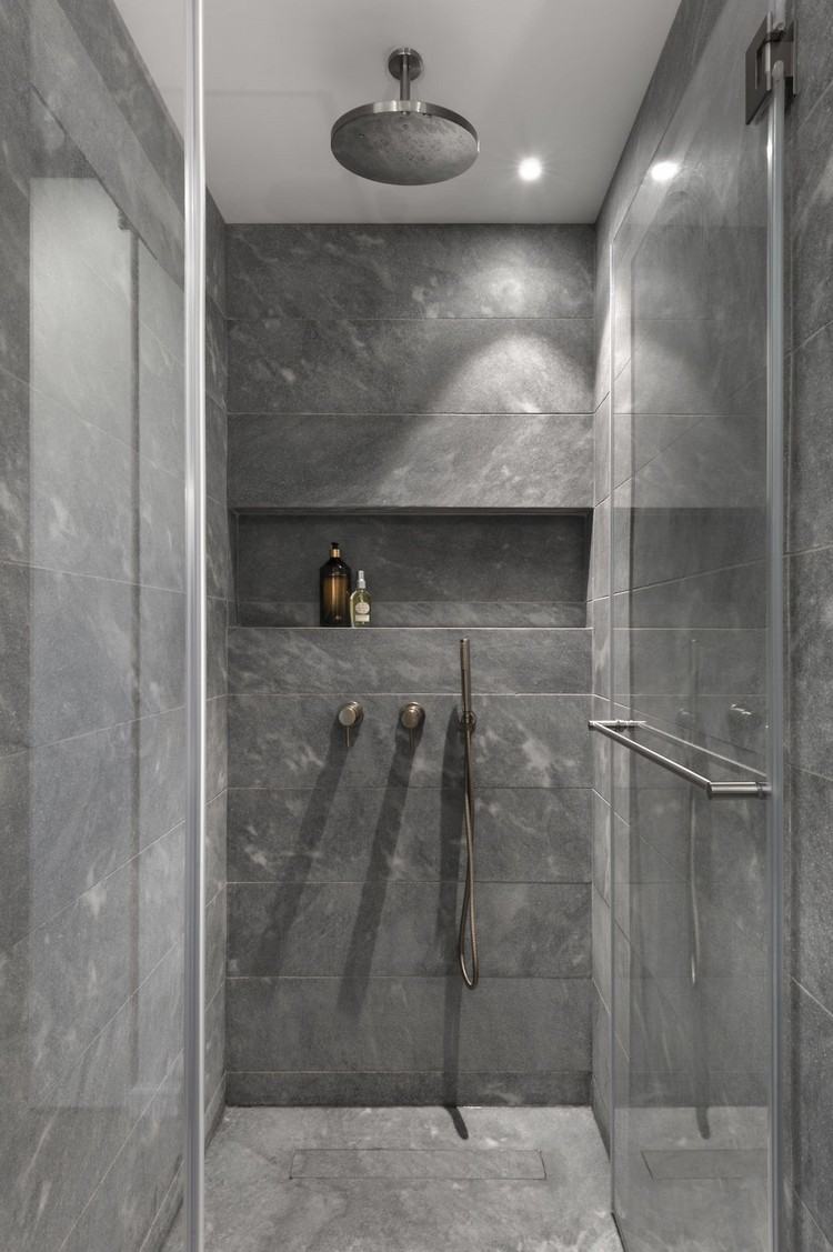industriel chic stil badeværelsesfliser grå glasvægsbruser