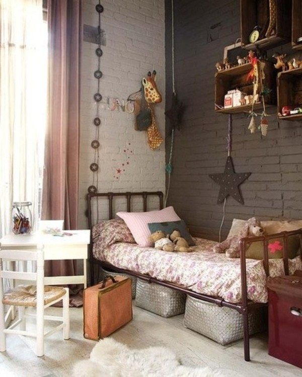 Industriel børns værelse pige mursten væg seng