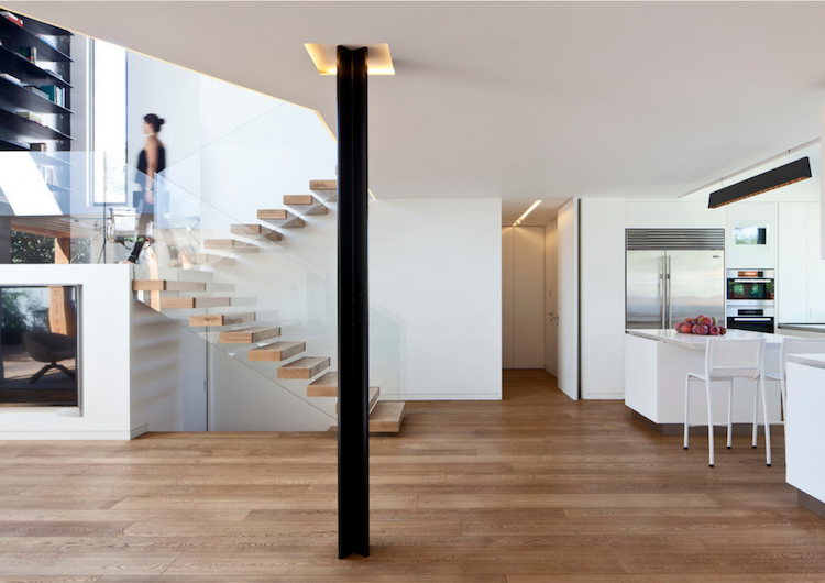 Indvendig trappe moderne -stalten-cantilever-trappe-glasgela% cc% 88nder-woodstuffen-design