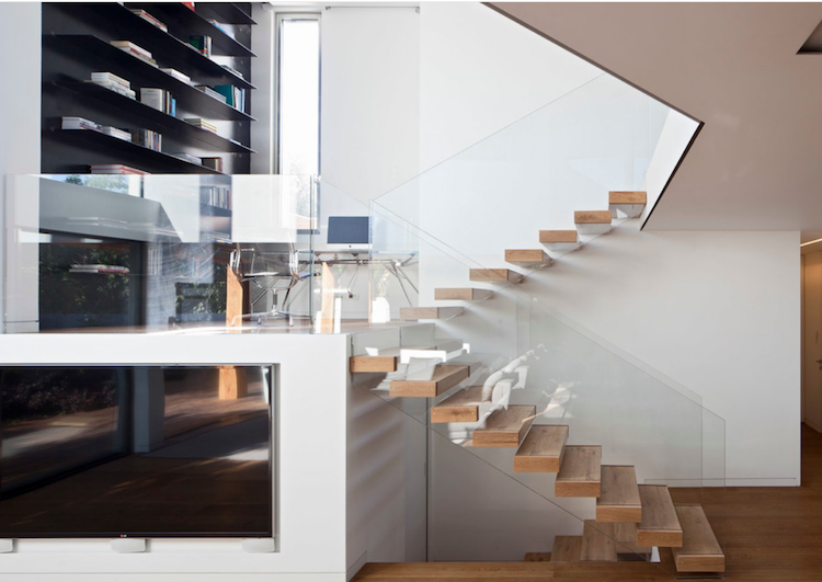 Indvendig trappe moderne -stalten-cantilever-trappe-glasgela% cc% 88nder-træ-trin