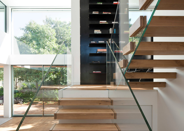 interiør-trappe-moderne-design-cantilever-trappe-træ-glas gela% cc% 88nder-licht