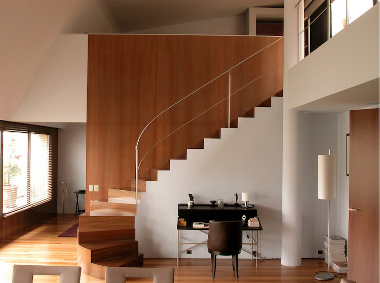 interiør-trappe-moderne-design-buet-trappe-ædel-design-træ-vægbeklædning