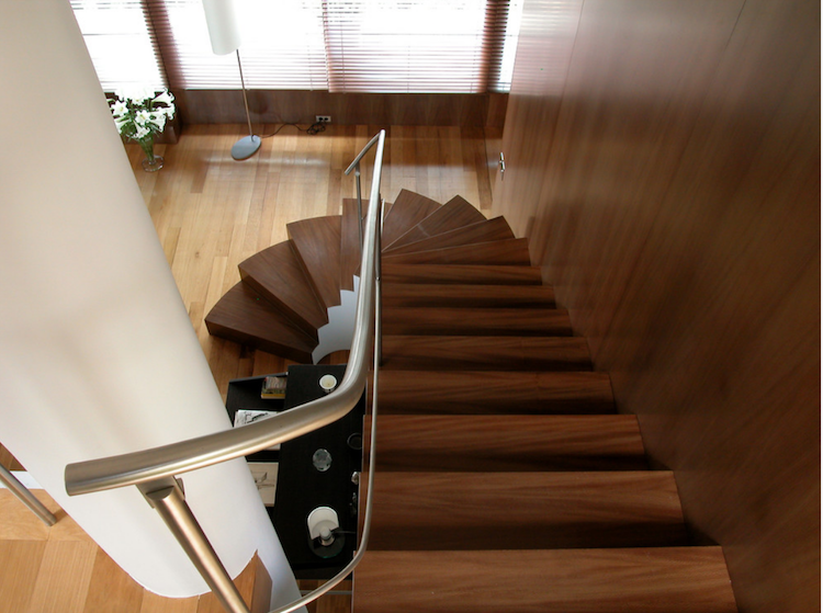 interiør-trappe-moderne-design-buet-trappe-træ-design-gelænder-stål