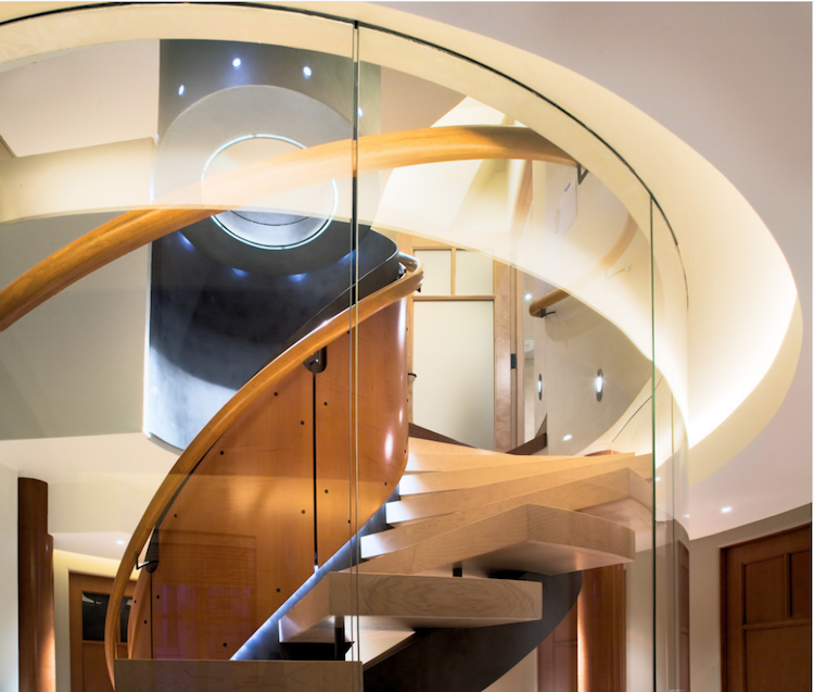 interiør-trapper-moderne-design-buet-trapper-træ-glas gela% cc% 88nder-belysning