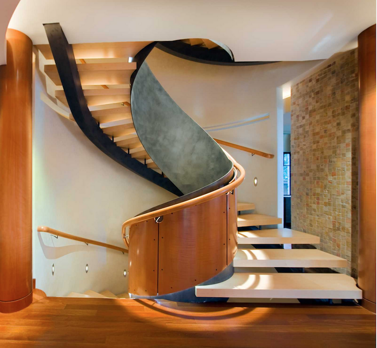 interiør-trappe-moderne-design-buet-trappe-spiraltrappe-træ-belysning