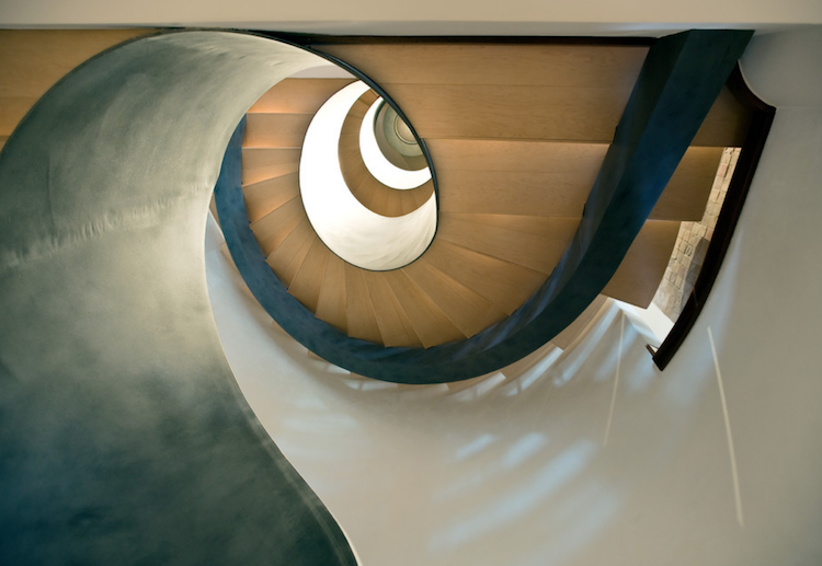 interiør-trappe-moderne-design-buet-trappe-vindeltrappe-design