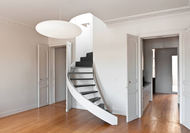 indvendig trappe-moderne-design-buet-trappe-sort-hvid-stuk