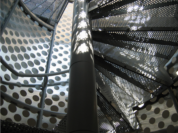 indvendig-trappe-moderne-design-buet-trappe-stål-perforeret plade
