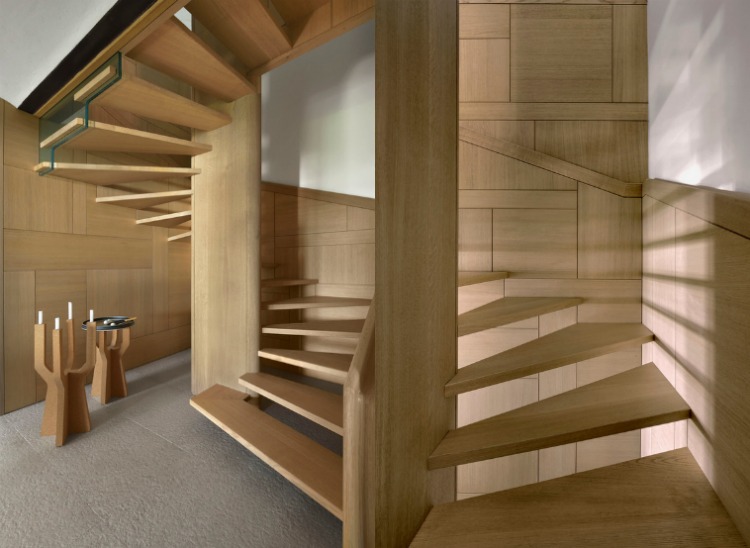 interiør-trappe-moderne-design-træ-vindeltrappe-vægbeklædning-design
