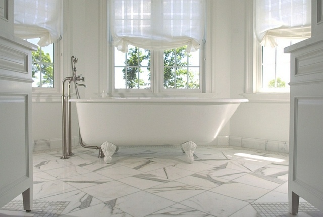 hvid-rullegardiner-i-badeværelset-med-symmetriske-figurer