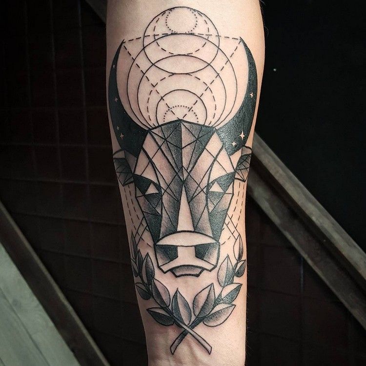 stjernetegn-tatovering-tyr-geometrisk-underarm