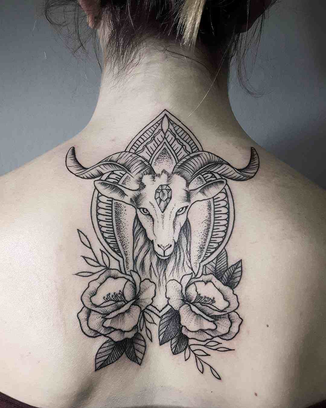 Zodiac Tattoo Stenbukken Tilbage Tatoveringsideer Roser Sort Hvid Tatoveringstrender Kvinder