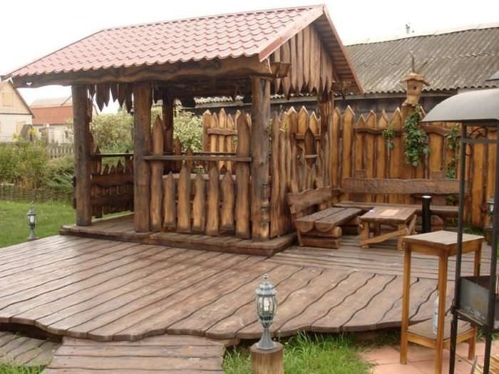 Holzpavillon im Landhausstil mit Lärchendielen