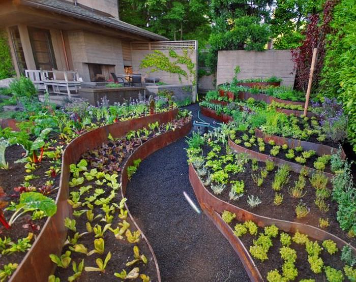 Innenhofgestaltung mit mehrstufigen Blumenbeeten