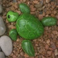 Dekorativ sköldpadda av målad sten
