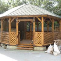 Pergola aus Holz im rustikalen Stil