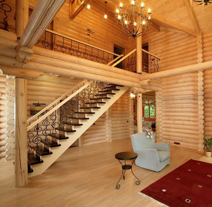 Стълбище във фоайето на дървена къща