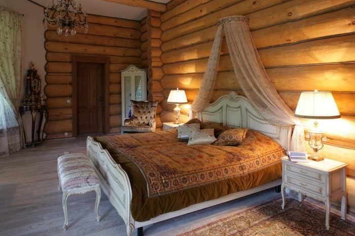 ריהוט בסגנון קלאסי בחדר השינה של בית עץ