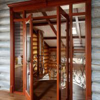 דלתות עץ עם זכוכית בקיר עץ