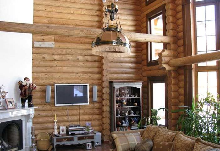 מנורה עם צל מבריק גדול בסלון בית עץ