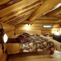 Интериор на спалня с нисък таван в дървена къща