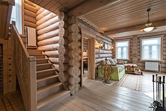 Дървено стълбище в хола на дървена къща