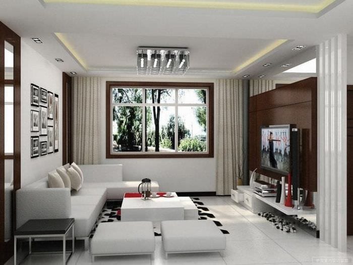 Strohý obývací pokoj s minimalistickým dekorem