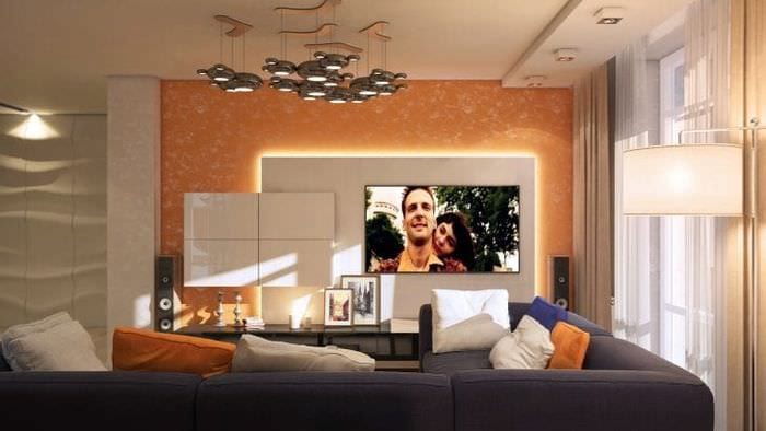 Štýlová obývačka v bielej a oranžovej farbe