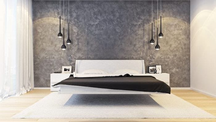 Priestranná obývacia izba s tmavými stenami v minimalistickom štýle