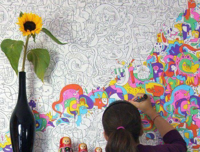 Flickan målar tapetfärg i sitt rum