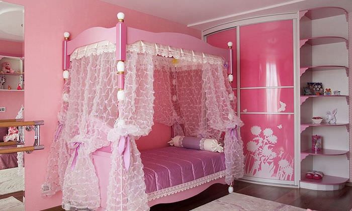 Baldachinos ágy a lány szobájában