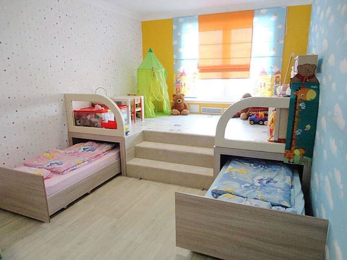 Podium i barnkammaren med utdragbara sängar