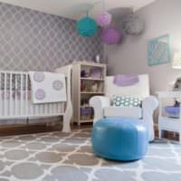 Egy újszülött szoba belseje pasztell színekben