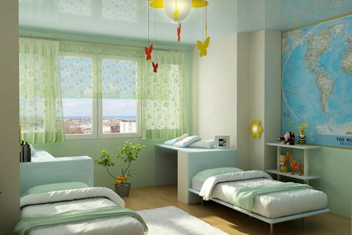 Två sängar i barnkammaren och en karta på väggen