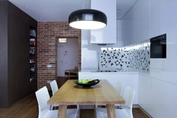 Při vytváření minimalistické kuchyně je velmi důležité zvětšit prostor vizuálně i funkčně.
